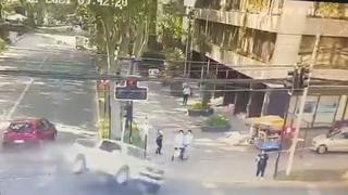 Accidente en Chile: Las impactantes imágenes del aparatoso choque de una camioneta que perdió el control contra peatón  