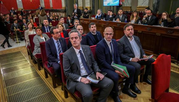 Ante la ausencia de Puigdemont, Oriol Junqueras (derecha) es el principal acusado. (Foto: AFP)