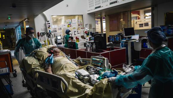 En los últimos 7 días, 14.110 personas han ingresado en hospitales, 2.057 de ellos en cuidados intensivos. (Foto: AFP).