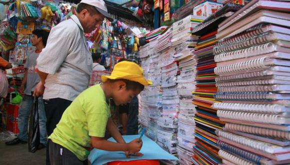 Antes de comprar, compare los precios, aconsejan fabricantes de artículos escolares. (Alan Ramírez)