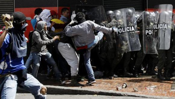 Bogotá vivió ayer una jornada violenta por el paro. (EFE)