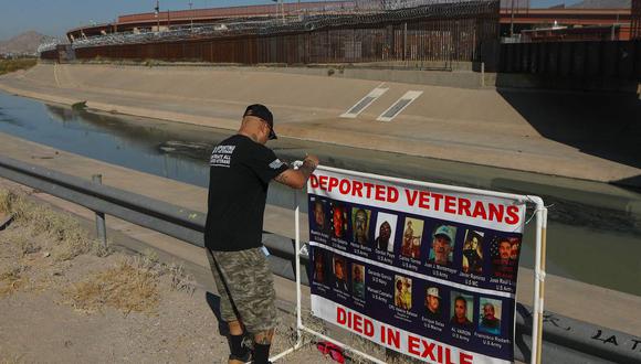Veteranos de guerra despliegan pancartas en el borde fronterizo exigiendo el final de su 'destierro'. (Foto: AFP)