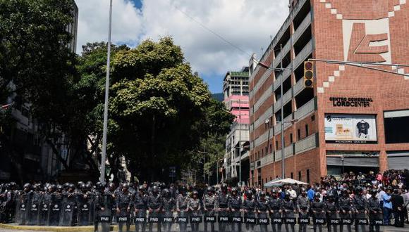 Miembros de la Policía Nacional Bolivariana montan guardia cerca del Hospital de Niños "Dr. JM de los Ríos" en Caracas, durante una protesta contra el gobierno del presidente Nicolás Maduro. (Foto: AFP)