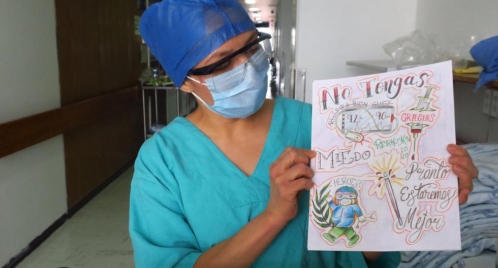 María del Carmen Cedillo, encargada del área COVID y recuperación, muestra un dibujo de la paciente peruana Kelly Torres, en el área de rehabilitación del Hospital Juárez de México. (Foto: EFE/ Miquel Muñoz)