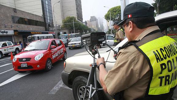 Las policías ya tienen sus calles y cuadras favoritas en varios distritos para imponer fotopapeletas. (USI)