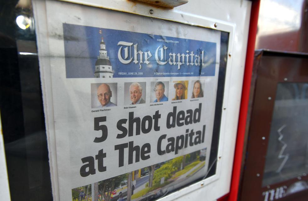 El diario The Capital Magazinne, donde ocurrió el tiroteo que dejó 5 muertos, cubrió su propia historia y lo publicó en portada hoy. (AFP)