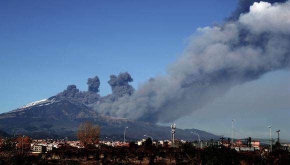 El humo se levanta sobre la ciudad de Catania durante una erupción del Monte Etna, uno de los volcanes más activos del mundo. (Foto: AFP)