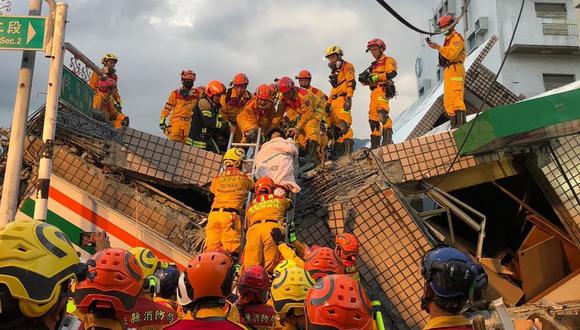 Bomberos trasladando a una persona durante una operación de rescate en el sitio de un edificio derrumbado después de un terremoto de magnitud 6,9, en el municipio de Yuli, condado de Hualien. (Foto de Handout / Oficina de Bomberos del Condado de Taitung / AFP)