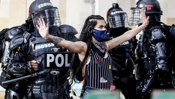 La policía antidisturbios detiene a un manifestante durante las protestas contra la brutalidad policial en Bogotá el pasado 21 de septiembre de 2020. (LEONARDO MUNOZ / AFP)
