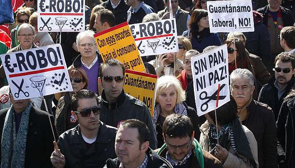 Los españoles están en contra de más recortes. (Reuters)