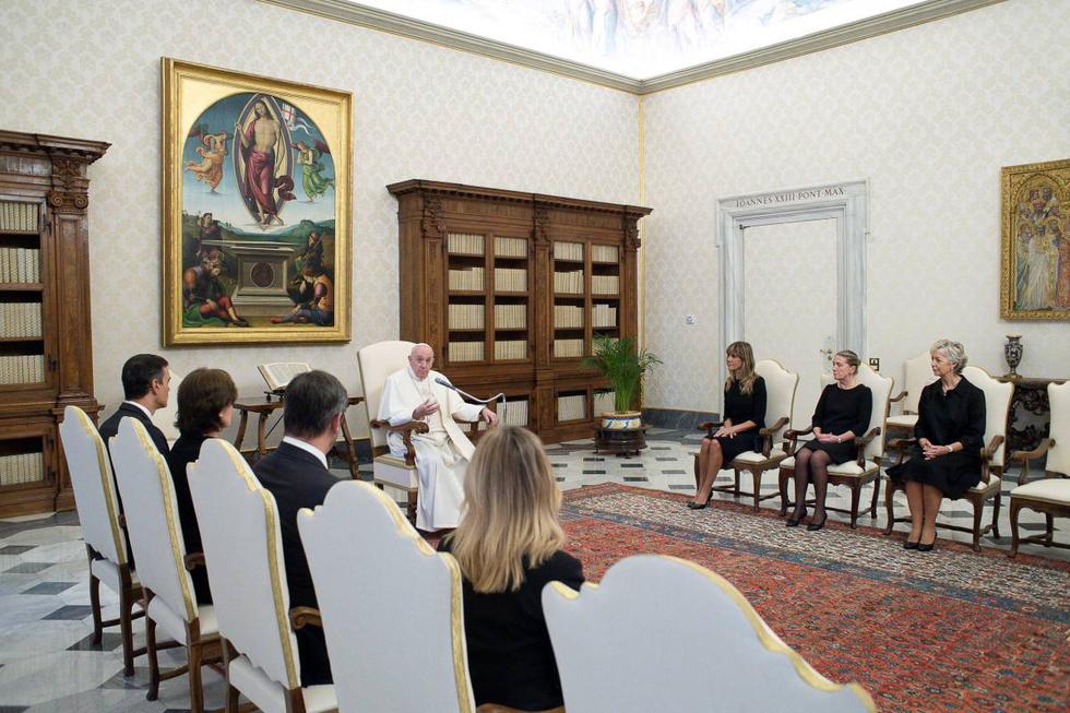 El papa Francisco se reúne con Pedro Sánchez y su esposa  Begoña Gómez en el Vaticano, el 24 de octubre de 2020. (Vatican Media/­REUTERS).