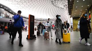 Gobierno británico anuncia reunión de crisis sobre prohibición de viajes por el virus 