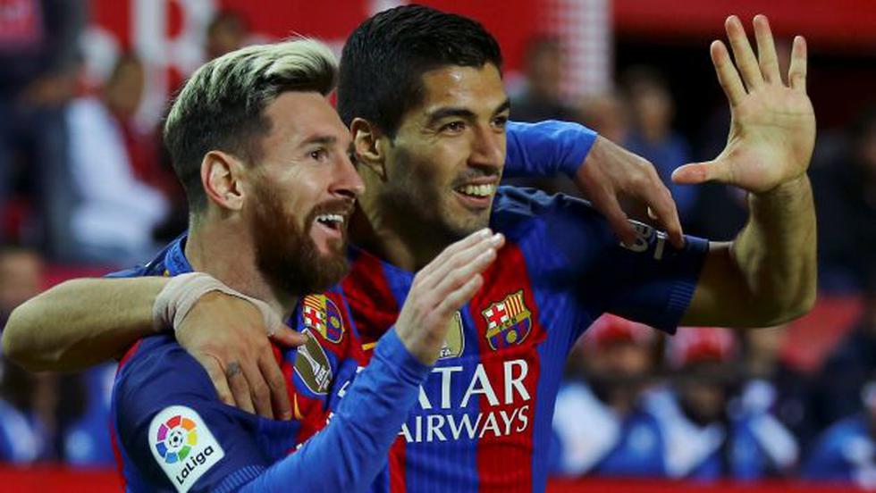 Barcelona derrotó 2-1 a Sevilla y acecha al Real Madrid en la punta de la Liga española. (AFP)
