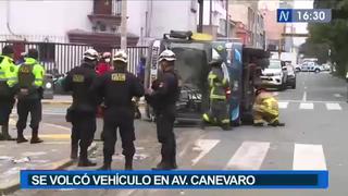 Lince: unos 18 heridos deja choque y volcadura de bus de transporte público en la Av. Canevaro