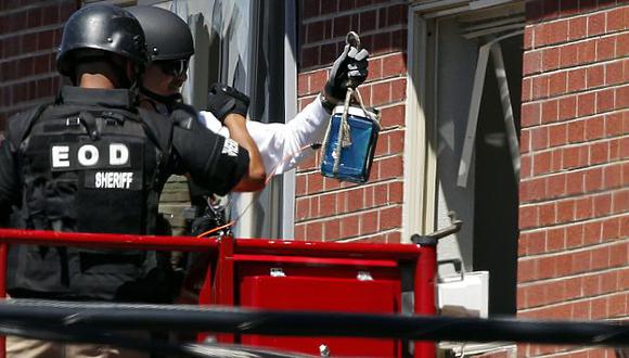 Bajo control. Agentes policiales ingresaron a la vivienda de James Holmes y desactivaron explosivos. (AP)