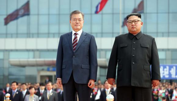 El mandatario de Corea del Sur, Moon Jae-in, y su homólogo norcoreano, Kim Jong-un, durante una ceremonia de bienvenida en el aeropuerto de Pyongyang.&nbsp;(Foto: AFP)