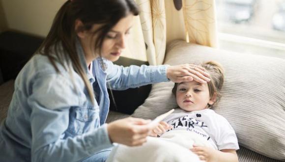Aunque los niños no suelen desarrollar los síntomas más severos de la COVID-19, sí puede ocurrir. Además, eso no impide que contraigan la enfermedad y la transmitan. (Foto: Getty Images)
