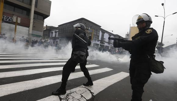 Así es como la Policía dispersa a los profesores en huelga en la avenida Abancay. (Renzo Salazar)