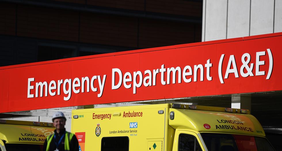 Imagen referencial. Ambulancias son vistas estacionadas frente al hospital St Thomas en el centro de Londres. (AFP / DANIEL LEAL-OLIVAS).