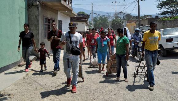 Inmigrantes venezolanos caminan hacia el refugio La Divina Pastora en Villa del Rosario, Colombia, en la frontera con Venezuela. (Foto: AFP)