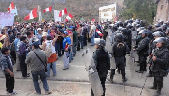 TRÁNSITO SE NORMALIZÓ. Manifestantes abandonaron la vía luego de que se llegara a un acuerdo. (Zaida Luya/USI)