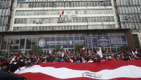 Una sola voz. “El pueblo está contigo”, gritaron los asistentes a la fiscal de la Nación, Patricia Benavides. (Foto: César Campos / GEC)