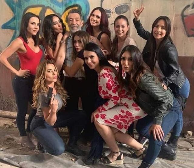 Telenovela actresses posing with Alfonso Ortiz.  (Photo: Heaven's End / Instagram)