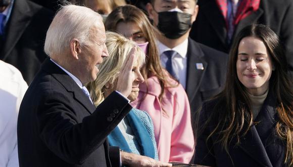 Joe Biden flanqueado por la entrante Primera Dama de los Estados Unidos, Jill Biden, prestará juramento como el 46 ° presidente de los Estados Unidos por el presidente del Tribunal Supremo, John Roberts, el 20 de enero de 2021, en el Capitolio de los Estados Unidos en Washington, DC. (Foto de Patrick Semansky / POOL / AFP)