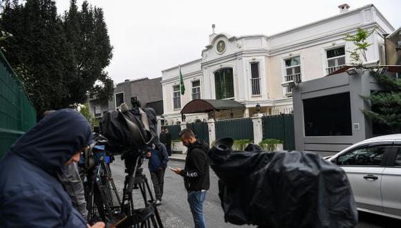 Los periodistas esperan frente a la residencia del cónsul saudí el 17 de octubre de 2018 en Estambul. (Foto: AFP)