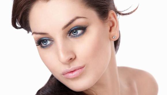 Use tonos verde, púrpura y bronce en los ojos y melocotón o rosa para los labios. (USI)