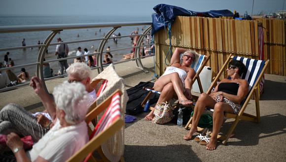 Los bañistas disfrutan del sol y el mar en Blackpool, noroeste de Inglaterra, el 17 de julio de 2022. - La agencia meteorológica del Reino Unido emitió el viernes su primera advertencia "roja" por calor excepcional, pronosticando máximos históricos de 40 grados centígrados la próxima semana. (Foto de Oli SCARFF / AFP)