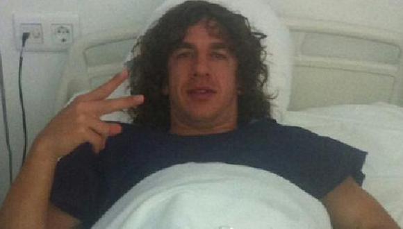 “Ya estoy en la habitación después de la operación”, escribió en Twitter y subió esta foto. (@Carles5puyol)