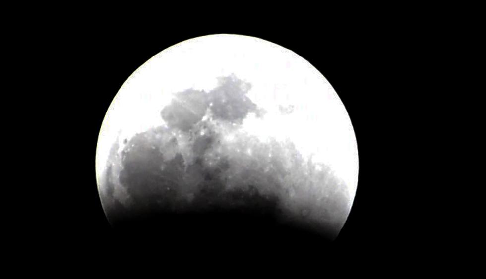 Un eclipse lunar total comienza cuando la luna llena brilla sobre la Ciudad de México el 20 de enero de 2019. (Foto: AFP)