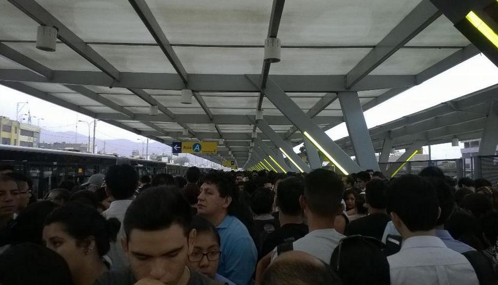 Estación Naranjal del Metropolitano lució atestada de usuarios. (@GianVillacrez en Twitter)