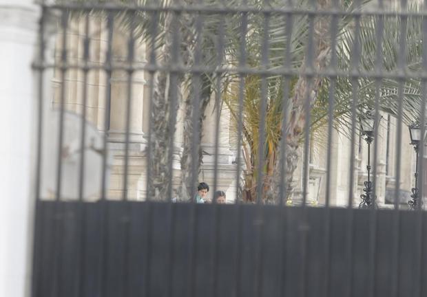 Pedro Castillo and his family leave the Government Palace residence.  (Photo: Violeta Ayasta/ @photo.gec)
