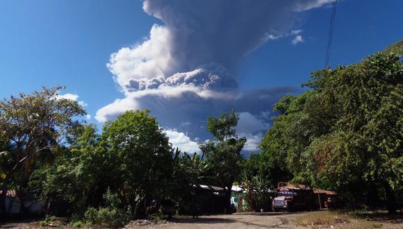 El volcán Chaparrastique arrojando cenizas y humo en San Miguel, 140 km al este de San Salvador, El Salvador el 29 de diciembre de 2013. (Foto de Roberto Acevedo / AFP)