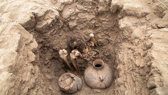 El equipo de arqueólogos descubrió una tumba individual con restos humanos pertenecientes al periodo temprano de la cultura Ychsma.