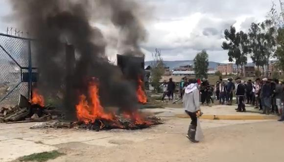 Manifestantes prendieron fuego en las afueras del coliseo Wanka. (Foto: Facebook)