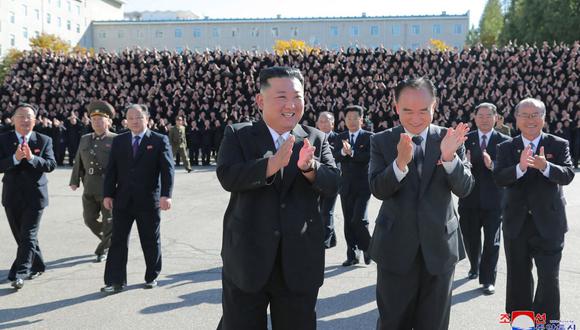 El líder norcoreano Kim Jong Un (centro) visitando la academia central del Partido de los Trabajadores de Corea en un lugar no revelado. (Foto de KCNA VÍA KNS / AFP)