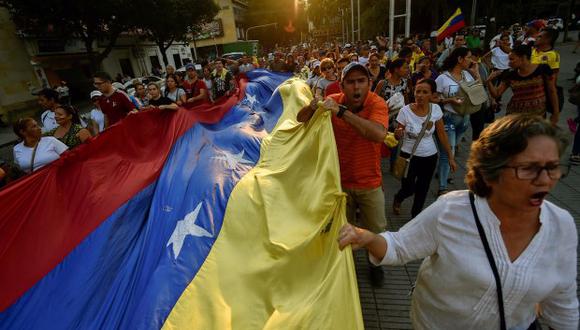 Venezolanos participan en una protesta contra el gobierno del presidente Nicolás Maduro en la plaza Santander en Cúcuta. (Foto: AFP)