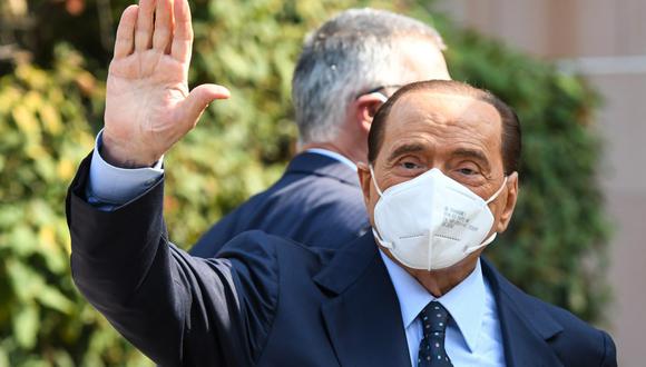 El exprimer ministro italiano Silvio Berlusconi saluda al salir del Hospital San Raffaele en Milán el 14 de septiembre de 2020. (Piero CRUCIATTI / AFP).