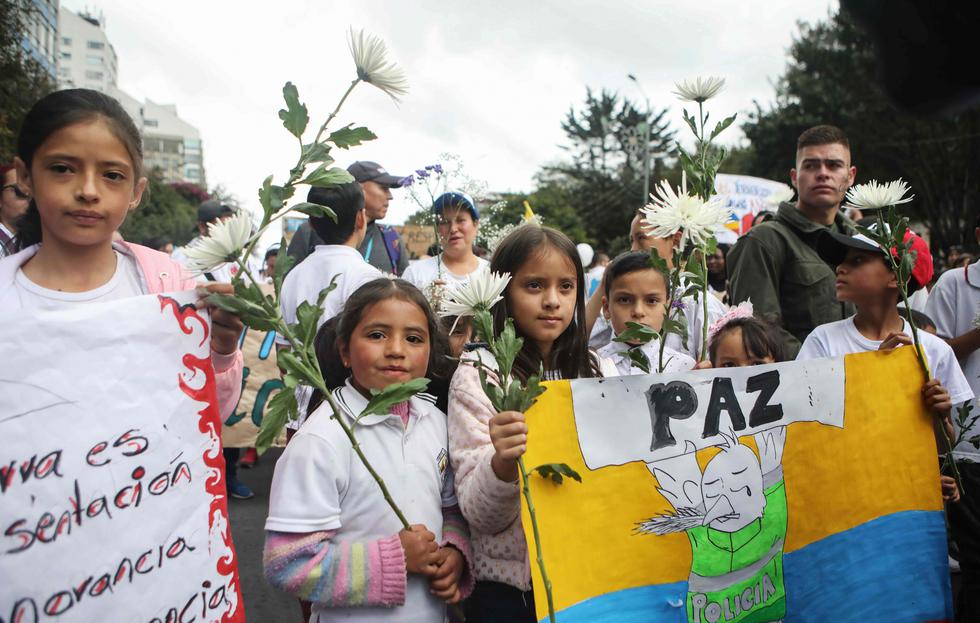 Miles de colombianos salieron a las calles para participar en una marcha contra el terrorismo, en rechazo al reciente ataque con un coche-bomba que dejó 21 muertos. La movilización fue encabezada por el presidente Iván Duque. (Foto: AFP)