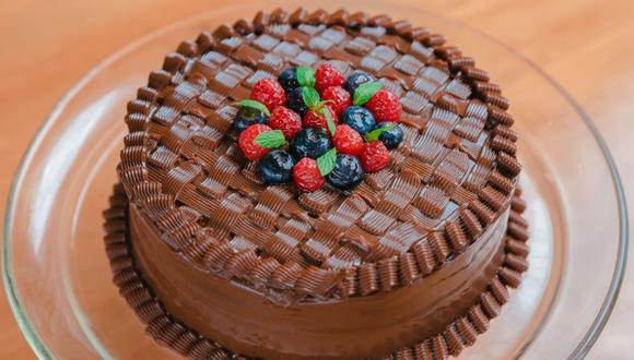 El mezclado de ingredientes de la torta de chocolate tiene que ser rápido para que la mezcla quede uniforme. (Facebook "La Latteria')