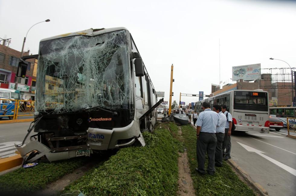 Bus del Metropolitano chocó en Independencia. (Foto: Andrés Paredes)