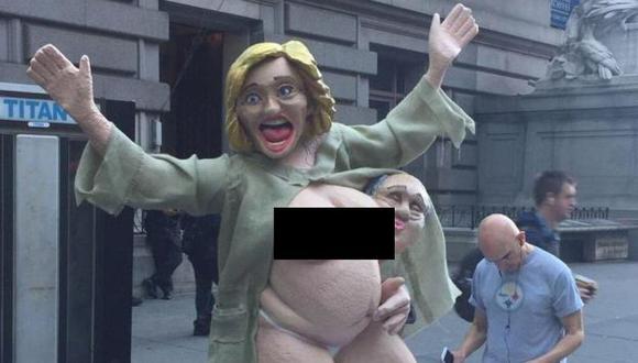 Estatua de Hillary Clinton causó revuelo en Nueva York. (@WorldLatinStar)