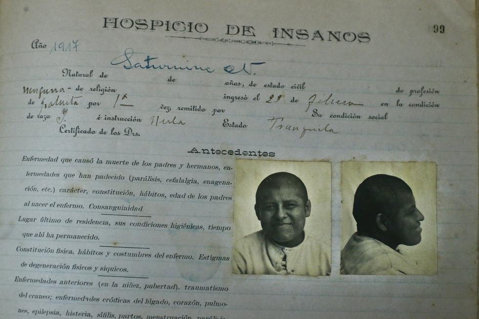 Historia clínica de un paciente llegado al hospital en 1917. El museo guarda innumerable información sobre la historia de la salud mental en el Perú. (Luis Centurión)