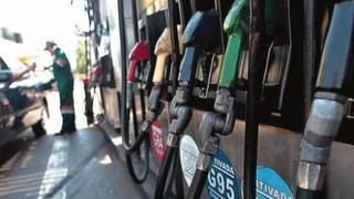 Alza de precios de combustibles: Gobierno busca dialogar con empresas de transportes para evitar huelgas