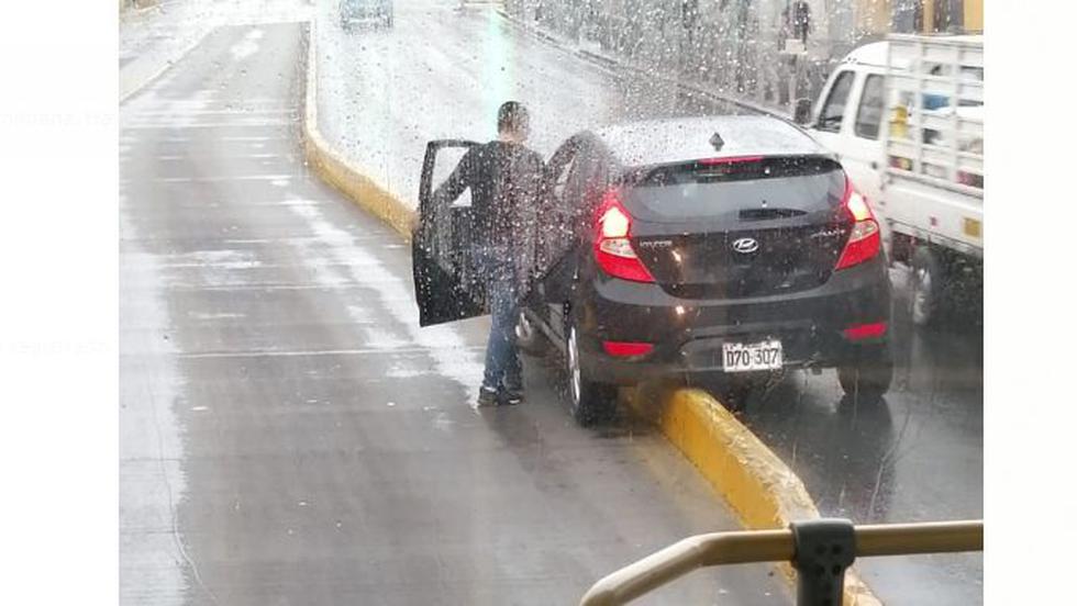 Luego de varios minutos, se acercaron algunos peatones para ayudar al conductor del vehículo, quien trataba de retroceder para salir de la berma. (Foto: Iván Huerta / GEC)