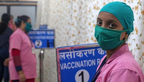 Una mujer espera su turno para ser vacunada el 30 de enero en el Hospital Shatabdi de Mumbai, India. (Foto: EFE)