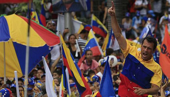 Pide paz. Multitudinaria concentración de Capriles en Caracas. (AP)
